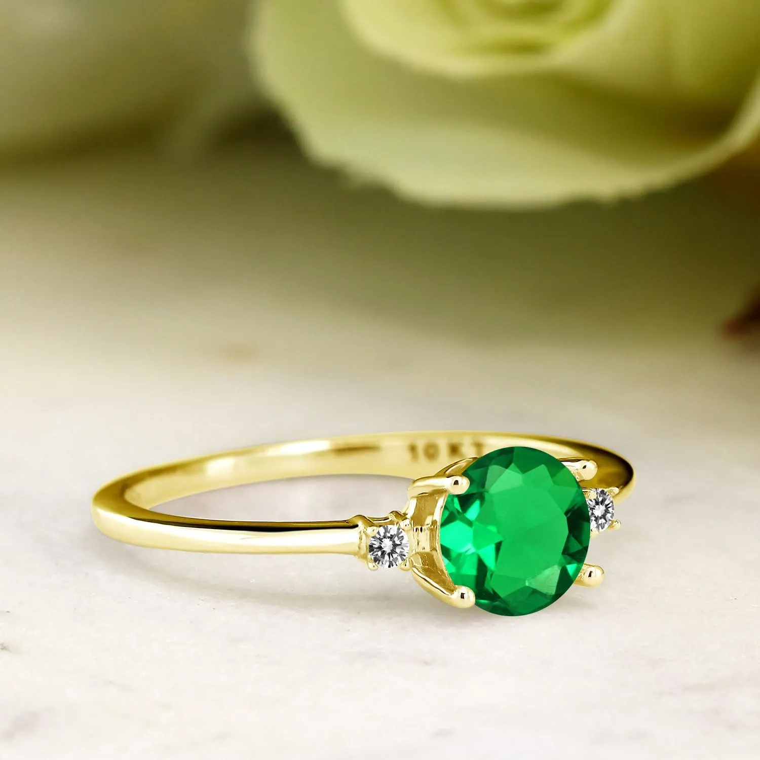 Gem Stone King 10K Yellow Gold Green Nano Emerald and White Diamond Solitaire Engagement Ring For Women (0.80 Cttw, Round 6MM, Gemstone May Birthstone, Available in Size 5,6,7,8,9)