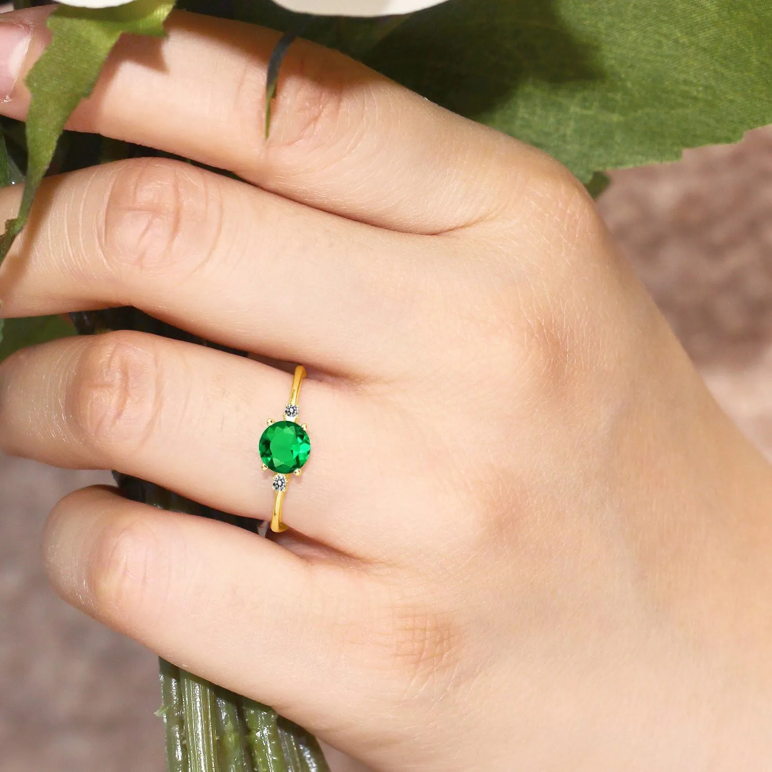Gem Stone King 10K Yellow Gold Green Nano Emerald and White Diamond Solitaire Engagement Ring For Women (0.80 Cttw, Round 6MM, Gemstone May Birthstone, Available in Size 5,6,7,8,9)