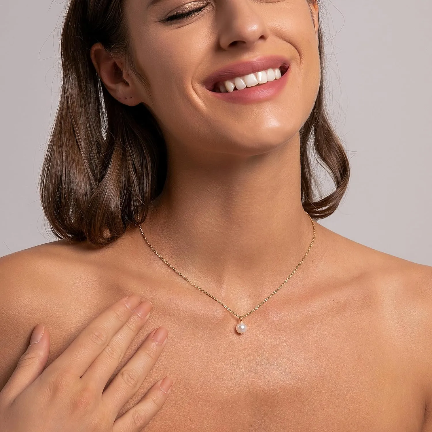 Gold Pearl Necklaces for Women, 18K Gold Plated Layered Necklace for Women Dainty Pearl Choker Necklace Pendant Trendy Simple Jewelry Gifts