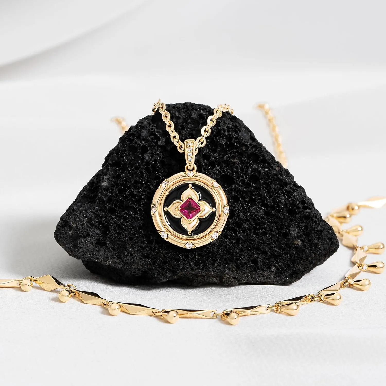 VALLOEY ROVER Gold Clover Necklace, Layered Necklaces for Women 14K Gold Plated Dainty Clover Pendant Necklace Set Link Chain Choker Necklaces Stackable Simple Gold Jewelry for Women