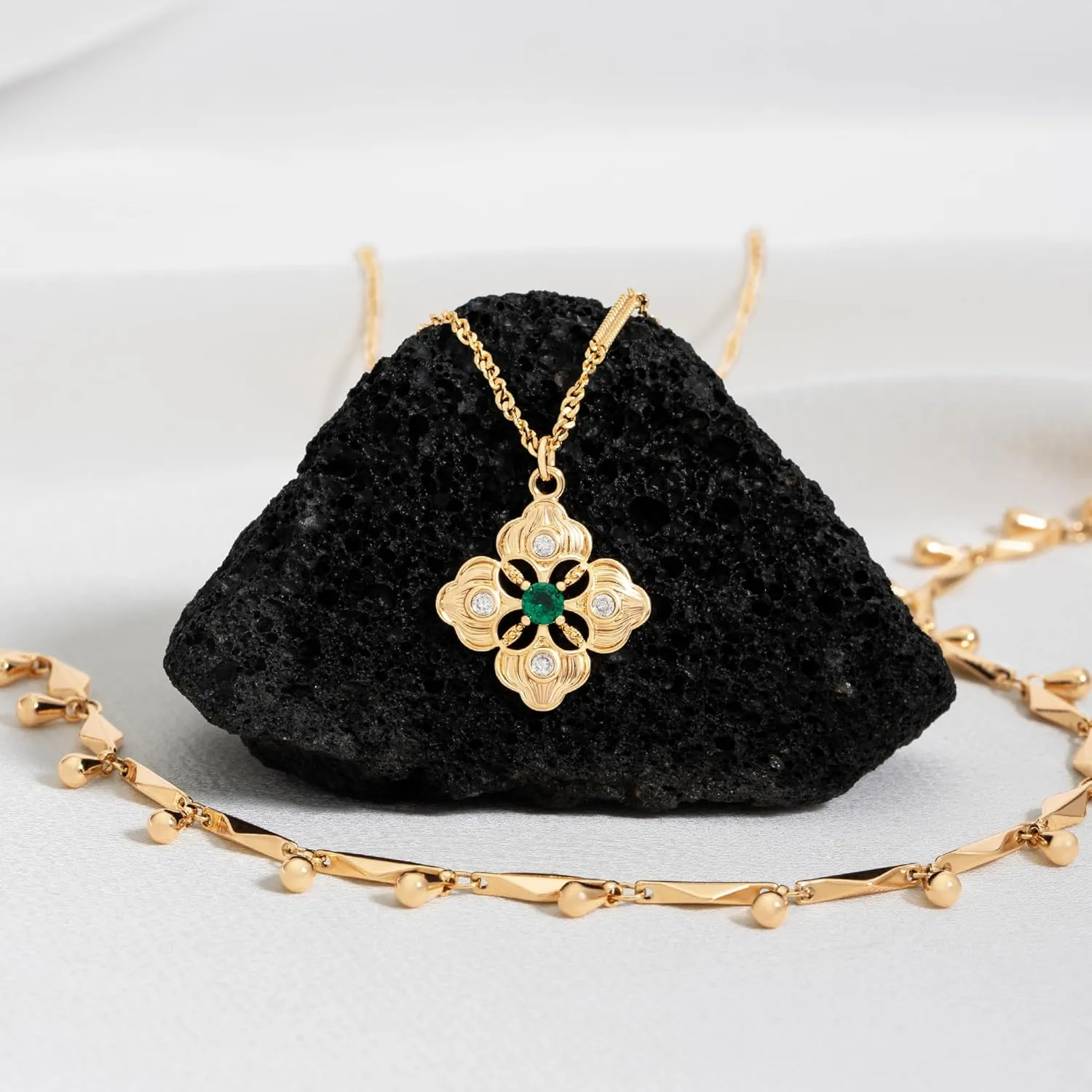 VALLOEY ROVER Gold Clover Necklace, Layered Necklaces for Women 14K Gold Plated Dainty Clover Pendant Necklace Set Link Chain Choker Necklaces Stackable Simple Gold Jewelry for Women