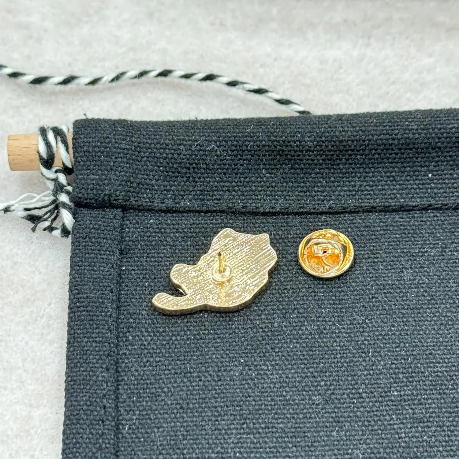 White Love Cat Enamel Pin Collect Cute Arts Metal Cartoon Brooch Backpack Clothes Collar Minimalism Lapel Badges Jewelry